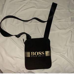 Fin Hugo boss väska använd ett få tal gånger, ser ny ut och fräsch 