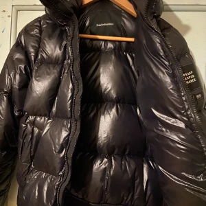 Peak performance moment - Jätte fin peak performance vinter  jacka. Super varm, skön och sparsamt använd. Stl s . Kan även tänka mig byta mot annan peak dunjacka.🥰  ** Köparen står för frakt