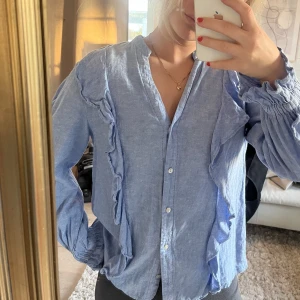 Skjorta/blus från Zara  - Så fin blus från zara, använd ett fåtal gånger! Köparen står för frakt☺️