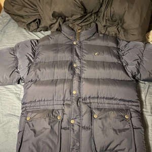 Vintage peak performance jacka  - Köpt på 90-talet. Har den gamla ikoniska indianen som logga(det är  max tre foton så kunde inte ha med loggan men skriv priv så skickar jag fler bilder). Köpt för 7000. Väldigt varm och perfekt nu för vintern. Påminner och fjällräven jackan som är trendig