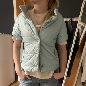 Kortärmad jacka - Jättefin kortärmad dunjacka med dragkedjefickor. Den är starkare i färg i verkligheter!