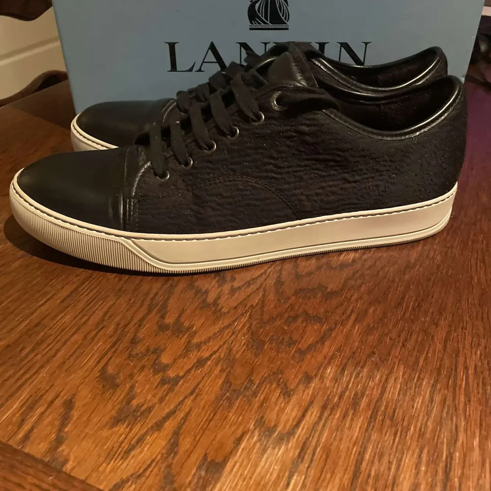 Säljer mina sällsynta Lanvin skor i storlek 43. Skick 7,5/10. Sjukt snygga och får även med original box!. Skor.