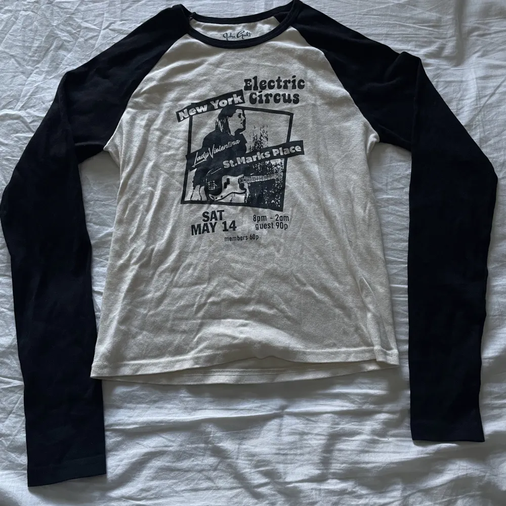 Söt tröja från Brandy Melville💕 Köpte denna för ett år sedan men kommer inte till användning. Använt ett par gånger men är precis som ny. Passar som S/M. . T-shirts.