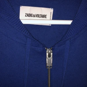 Zadig & voltaire zip - Säljer denna zip hoodie från Zadig. Den är egentligen storlek M men passa mer xs-s. Är frånbörjan min syrras men är herrmodell men passar både. Finns i Stockholm.