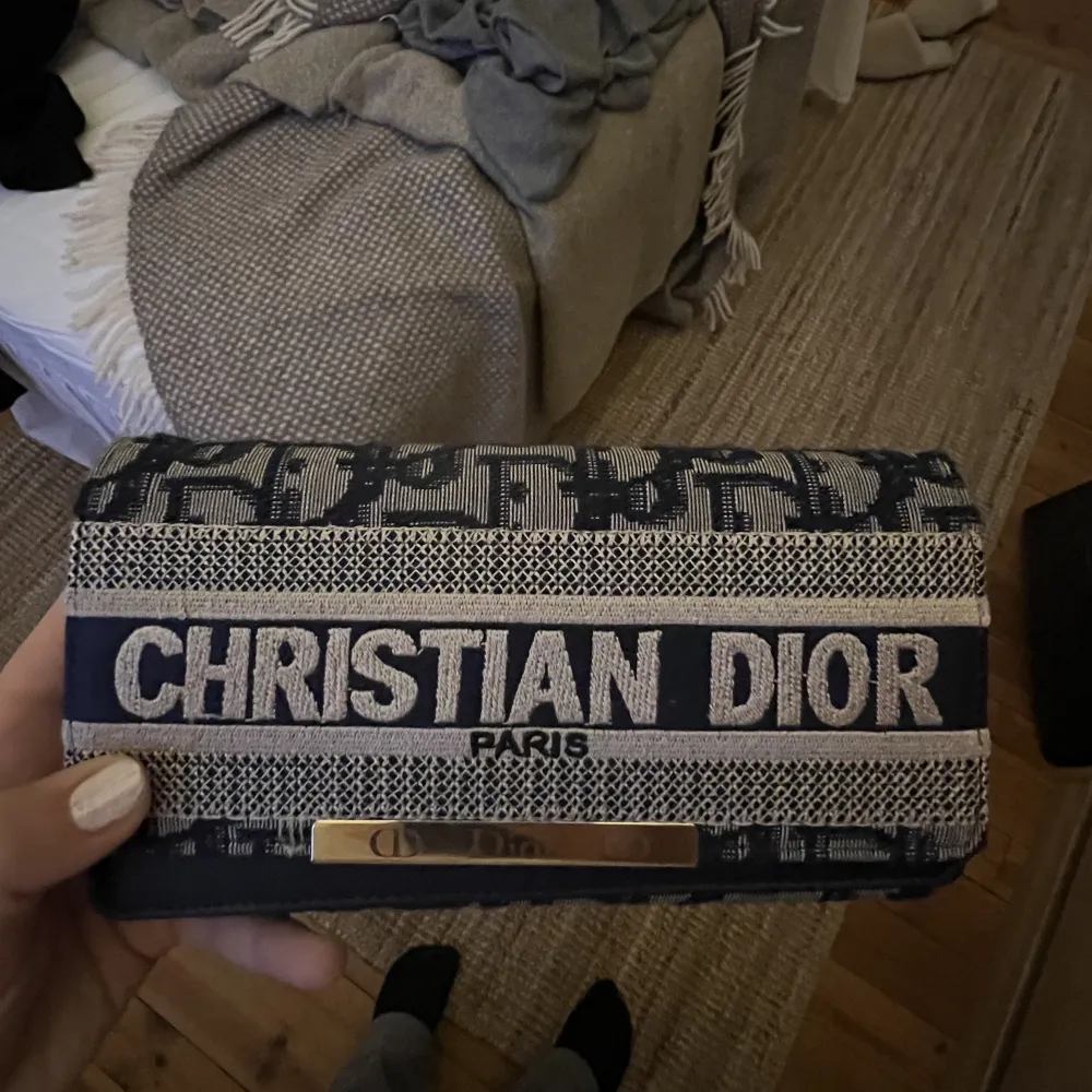 Säljer denna Dior plånbok jag köpte på en vintage butik i Stockholm!🩵🩵🩵💙💙💙💙Skriv för mer bilder eller info!. Accessoarer.