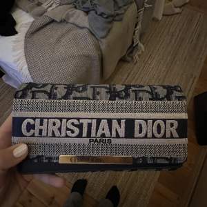 Säljer denna Dior plånbok jag köpte på en vintage butik i Stockholm!🩵🩵🩵💙💙💙💙Skriv för mer bilder eller info!