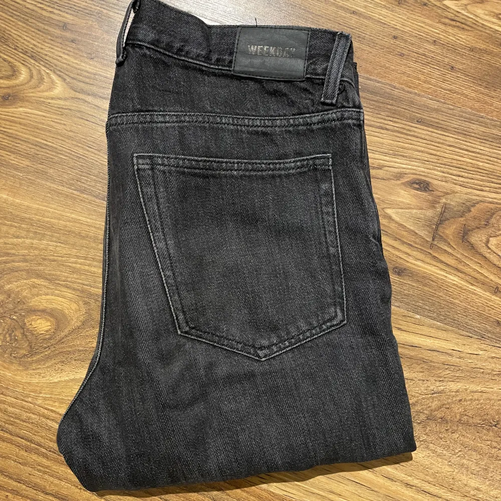 Svarta jeans ifrån weekday. Väldigt snygga och nästintill nyskick, använda ett fåtal gånger. Lite bredare och luftigare model väldigt trändiga just nu. Storlek 28/32. . Jeans & Byxor.