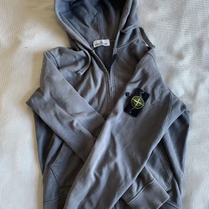 Blå stone island tröja - 7/10 i skick, riktigt snygg och grischig stone island tröja som går på runt 4-5k i nypris säljer pga para knas😔hör av er vid fler frågor