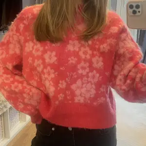 Supersöt rosa stickad tröja från Zara, aldrig använd med prislapp kvar!  Nypris 399kr, säljer för 200kr Köparen står för frakt <3
