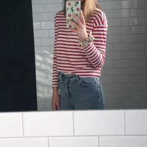 Randig långärmad tröja - Fin, randig långärmad tröja. Sparsamt använt och i väldigt fint skick! Det perfekta basplagget!💞