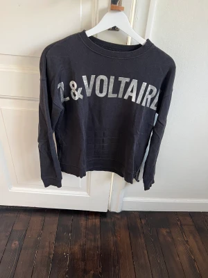 Zadig tröja - Sweatshirt från Zadig&voltaire. Den är i största barnstorlek, kan användas som XS utan problem. Modellen är urtvättad från början, nypris ca 1300kr❣️