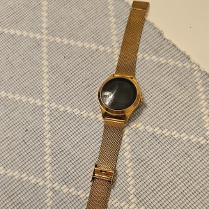 Kuura Smartwatch  - Säljes då jag har en annan. Fungerar alldeles utmärkt. Medföljer laddare samt manual