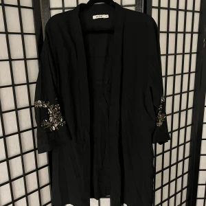 Kimono - Kimono med brodyr från NAKD, sample. Använd en gång. 💓