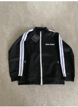 Palm angels tröja  - Säljer helt ny palm angels tröja tags och påse med följer skriv vid intresse/finns byxorna att köpa