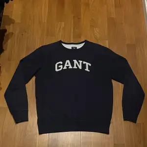 Mörkblå tröja från Gant i riktigt fint skick! Storlek L men passar M/L. Nypris 800kr mitt pris 300kr. Hör av er vid frågor! Mvh Jonatan 