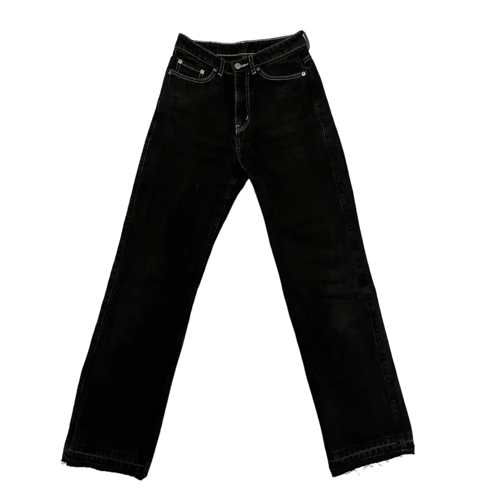 weekday jeans i modellen Row har sprättat upp bensluten så de är lite längre än 30, inte fullt så svarta som på första bilderna utan lite urtvättade som man ser på bild 3 🖤. Jeans & Byxor.