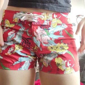 Y2K shorts färgglada - Inköpt mellan år 2000-2010. Snygga och mjuka Y2K badshorts med färgglatt tryck 🪭🦋 Går även använda till vardags. Lågmidjade och knytning där fram. Tighta för mig men passar nog XS bra. Nyskick. Svarar på alla frågor.