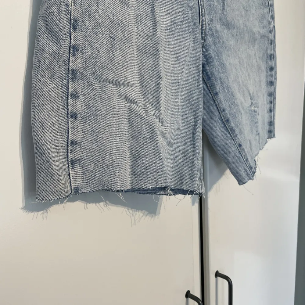 Ett par (egenklippta, därav priset) jeansshorts från Gina tricot. Storlek 36.  50 kr + frakt 🥰. Shorts.