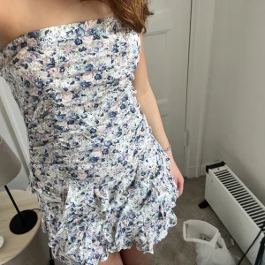 Klänning!  - Så snygg och somrig klänning med volanger!!!