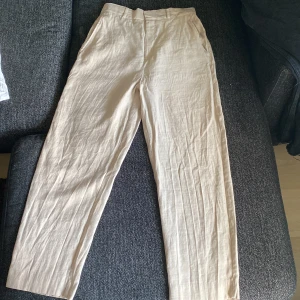 Kostymbyxor i beige  - Beigea kostymbyxor i tunt material som tyvärr inte kommer till användning.