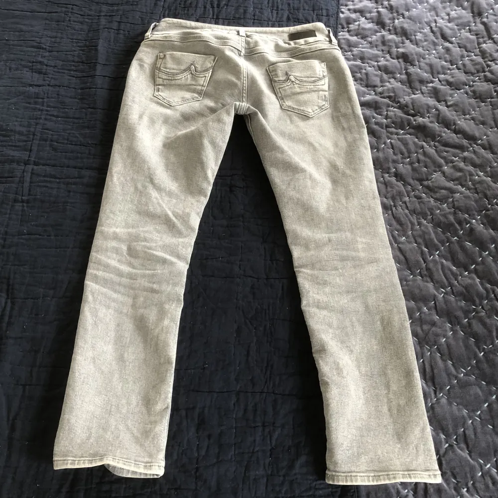 Skitsnygga lågmidjade jeans ifrån Zalando!!😻Orginalpris: 699 kr säljer för 249 kr. Nästan helt oanvända❤️. Jeans & Byxor.