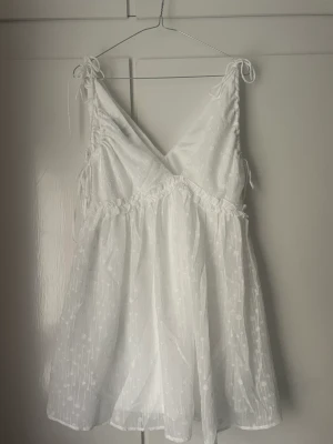 Vit klänning  - Fin kort sommarklänning passar bra till studenten också! Storlek S. Skriv vid frågor och fler bilder 