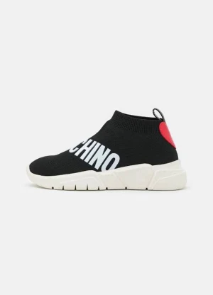 Moschino skor - Säljer mina moschino skor i storlek 39. Köpta för 2075. Mitt pris 1000. Då jag vill bli av med de. Dom är använda ett fåtal gånger. Pris går att diskuteras! Vid intresse skickar jag bilder privat