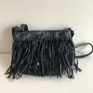 Väska med fransar  - Söt axelremsväska med fransar som inte kommer till användning! Justerbart band