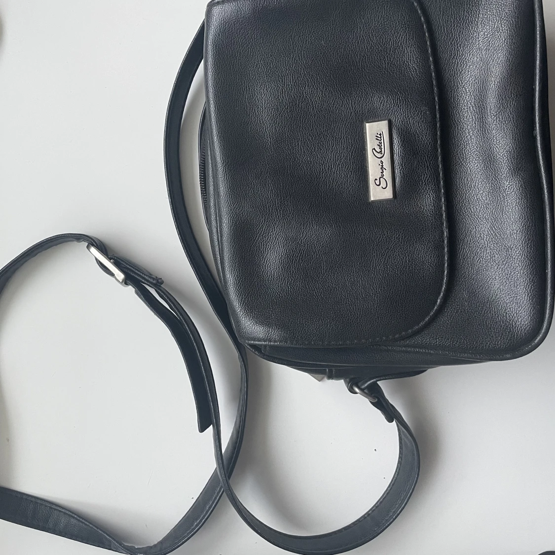 Svart axelremsväska i läder  - 90