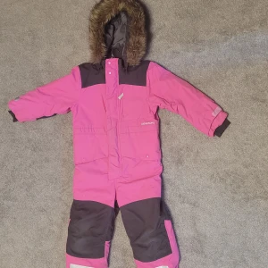 Vinter overall, använd 1 vinter till tjejer - Storlek 110, rosa. Bra skick och inga håll eller smuts   Pris kan alltid diskuteras. Den tål -20 grader under vintern. 