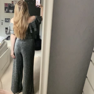  Byxdress - Använd en gång väldigt stretchig jag är 160cm lång och den passar perfekt på legenden