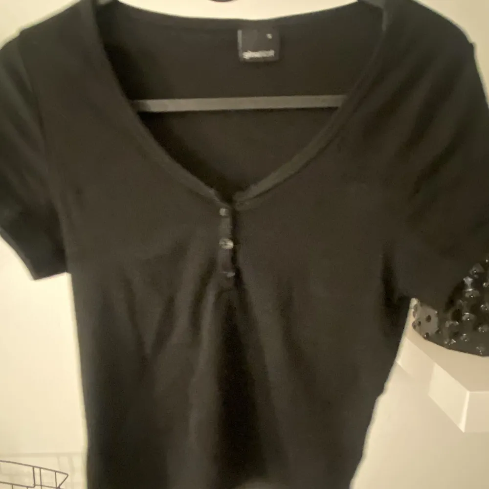 Svart T-shirt från Gina Tricot 🫶🏽 jätte fin tycker jag men använder inte. Jag säljer den nu för 55kr!. T-shirts.