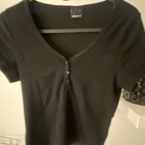 Svart T-shirt - Svart T-shirt från Gina Tricot 🫶🏽 jätte fin tycker jag men använder inte. Jag säljer den nu för 55kr!