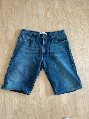 Levis shorts - Ett par snygga Levis 569 jorts i väldigt bra skick. Kom privat för frågor