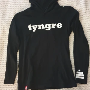 Tyngre hoodie - Tunn långärmad tröja från Tyngre. Storlek s