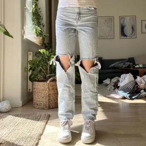 Jeans! - Säljer ett par blåa jeans med hål på knäna. Kommer från Ginatricot och tror inte dom säljs längre. Säljer pågrund av att jag tycker att dom är lite korta för mig. Köpta för 400kr, använt 2-3 gånger, tvättar innan jag postar.