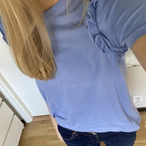 Tröja zara - Söt blå tröja från Zara med volanger på axlarna💙Tröjan är i storlek M men passar bra på mig som är xs/s