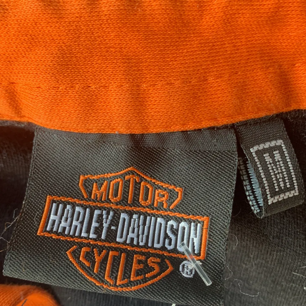 Svart och orange Harley Davidson polo i bra skick. Storlek M. Trades är också möjligt! (pris kan diskuteras). Skjortor.
