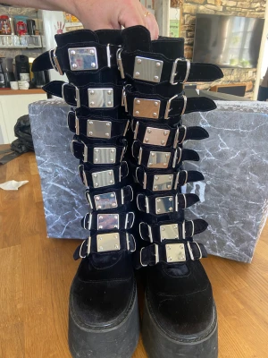 Demonias platå skor - Jag säljer mina demonias i använt men bra skick. Lite slitna vid hälarna (se bild). Storlek 41 går att justera storleken runt benet. Original box finns men den är ganska trasig. Frakt tillkommer.