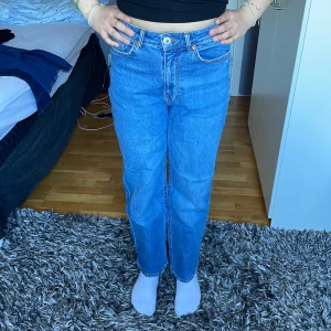 Högmidjade ljusblåa pösiga jeans - Inte så använda. Lite svår att sätta på vid knappen men det går.