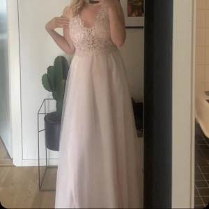 Balklänning  - Använd 1 gång jätte bra skick . Säljer pga att den inte kommer till användning . Öppen rygg, nypris 1500