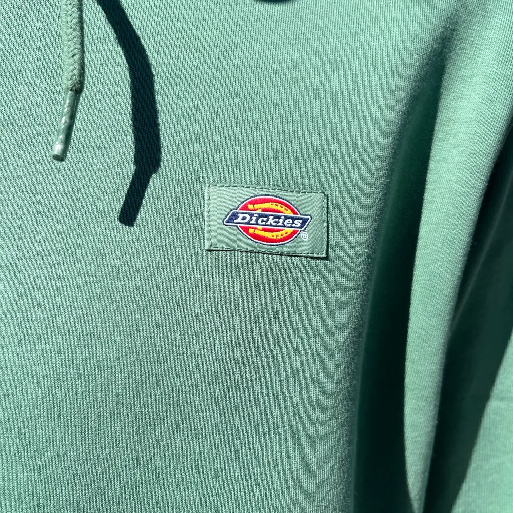 Grön Dickies hoodie. Aldrig använd. Köpt för 699kr. Frakt 74kr. Priset tål att förhandlas.. Hoodies.