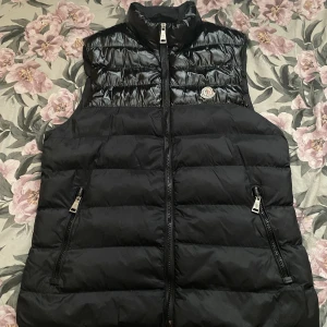 Moncler väst - Säljer min moncler väst i använt men ändå bra skick, har tyvärr inte kvar något kvitto men har tagit bild på QR koden och försökt fått med allt som krävs för att se att den är äkta