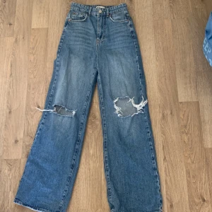 Gina tricot jeans  - Jag säljer mina helt oanvända jeans från Gina 💕 Säjer dem pgr av att dem är för långa i benen, jag själv är ca 160 cm 🩵 Frakten igår i priset 