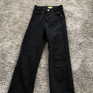 Jeans  - Ett par snygga jeans från Gina Tricot barn, storlek 146. Bra skick. 189 kr inklusive frakt, kan tänka mig att sänka priset.