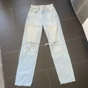 Mycket fina ljusa jeans från Gina Tricot.  Knappt använda. Slitningar/hål på knän (från butik).
