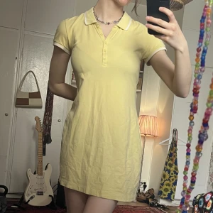 Gul klänning - En tight sommarklänning, knappt använd. 