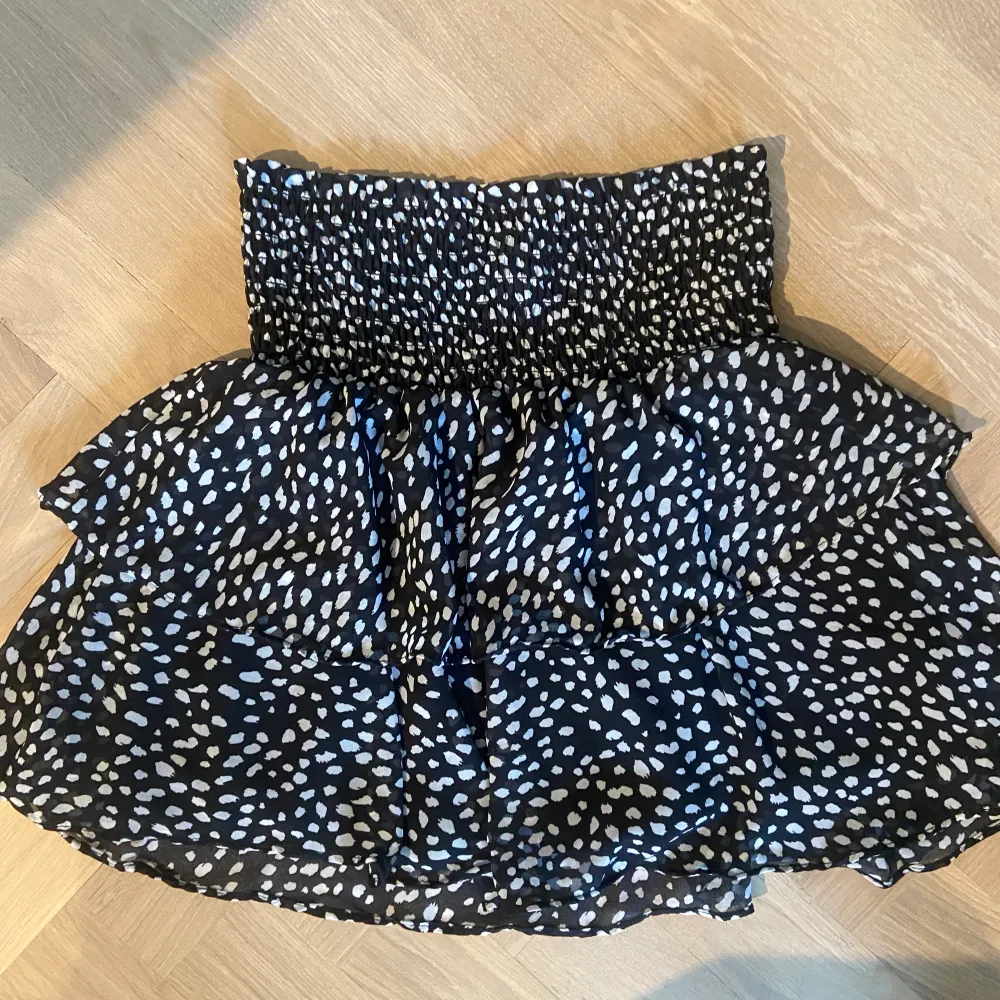 Säljer min Chelsea kjol jag endast använt en gång. Strl xs men är lite större så passar S. Orginal pris 499. Kjolar.