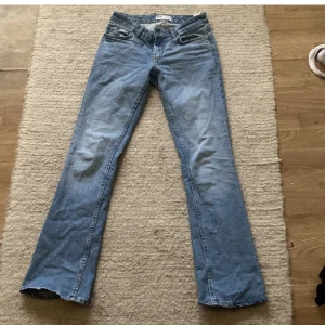 Lowwaist jeans  - Skitsnygga low waist jeans,  73cm i midjan, lår 97cm, 78.1cm innerbenslängd 