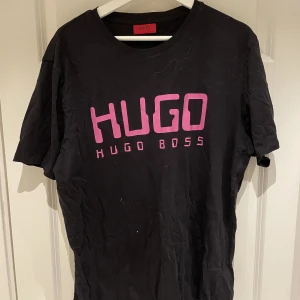 Hugo Boss T-shirt  - Knappt använd Hugo Boss T-shirt med tryck.